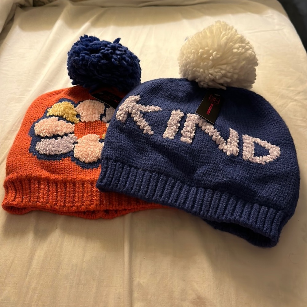 2 GIRLS BEANIES